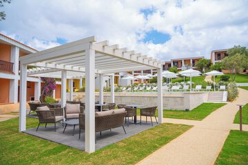 Poolside bar