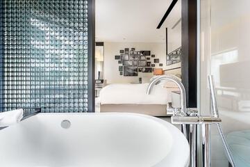 Deep soaking bathtub