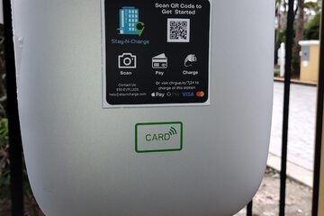 Electric vehicle charging station
