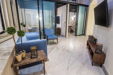 Lobby lounge
