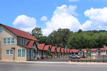 Hotel 4 of 211
