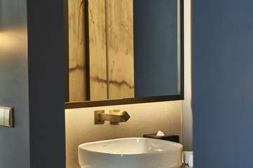 Bathroom sink