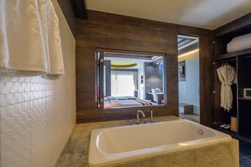 Deep soaking bathtub
