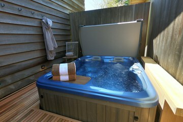 Private spa tub