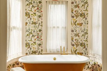 Deep soaking bathtub