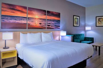 Days Inn & Suites by Wyndham Savannah North I-95