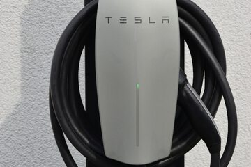 Electric vehicle charging station