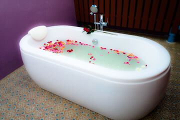 Deep soaking bathtub