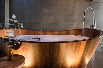 Deep soaking bathtub