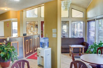  Econo Lodge Inn & Suites Hot Springs 8