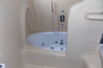 Jetted tub