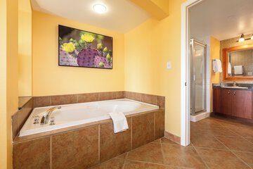 Deep soaking bathtub