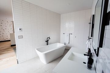 Deep soaking bathtub