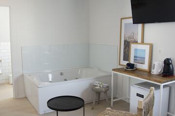 Private spa tub