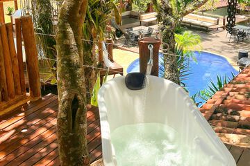 Deep soaking bathtub