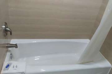 Deep soaking bathtub