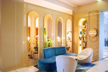 Lobby lounge