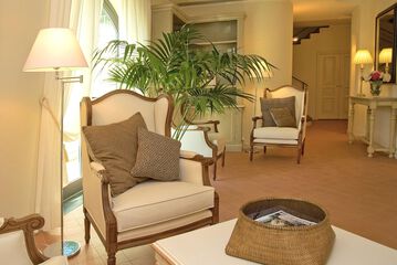 Lobby lounge