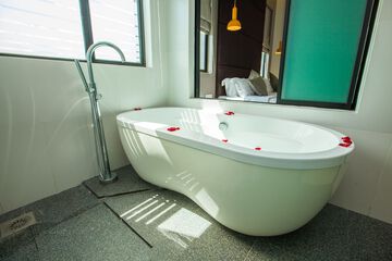 Deep soaking bathtub