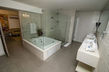 Deep soaking bathtub