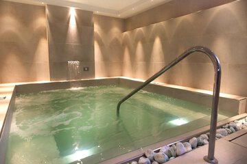 Indoor spa tub