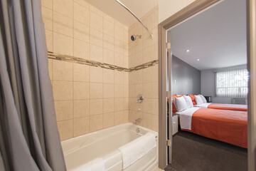 Deep soaking bathtub