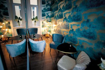 Lobby lounge