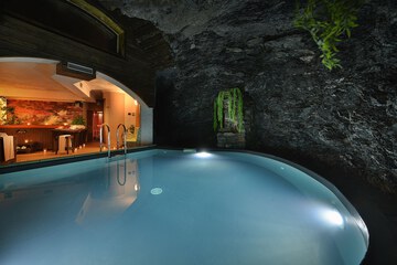 Pool waterfall