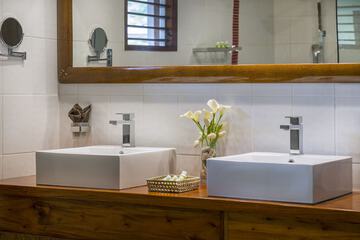 Bathroom sink