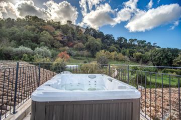 Private spa tub