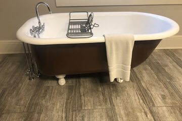 Deep soaking bathtub