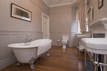 Deep soaking bathtub
