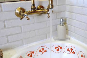 Bathroom sink