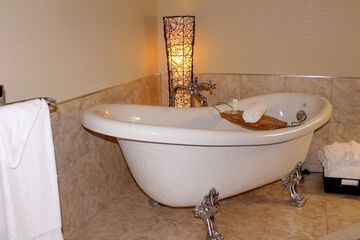 Deep soaking bathtub