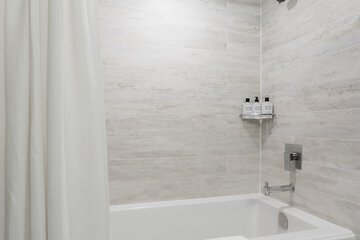 Deep soaking bathtub
