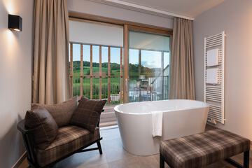 Deep soaking bathtub