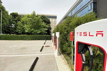 Electric vehicle charging station
