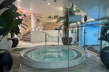 Indoor spa tub
