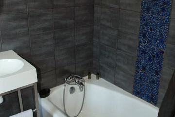 Deep soaking bathtub