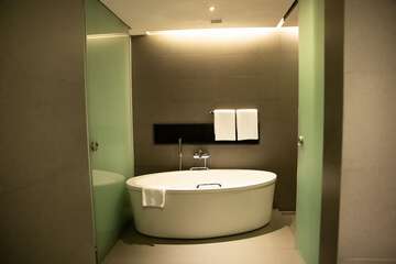 Deep soaking bathtub