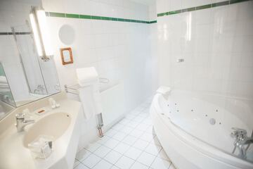 Jetted tub