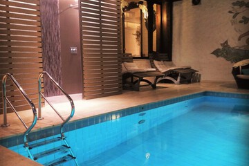 Exercise/lap pool