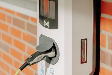 Electric vehicle charging station