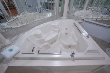 Jetted tub