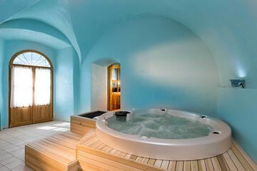 Indoor spa tub