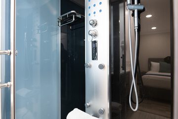 Deep soaking bathtub