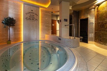 Indoor spa tub