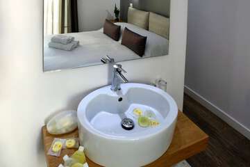Bathroom sink