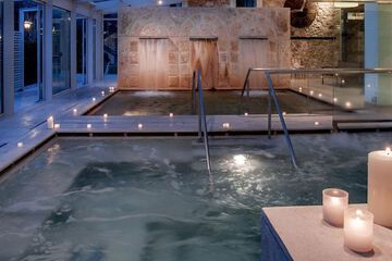 Indoor spa tub