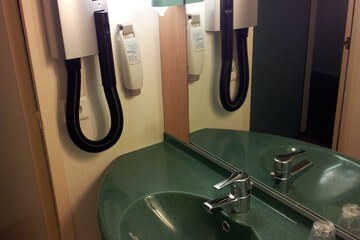 Bathroom sink